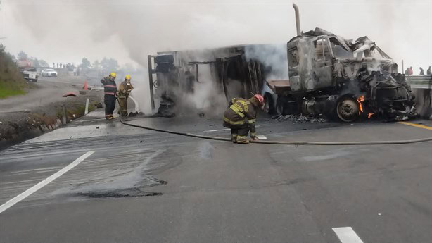 Fuego y muerte en la Xalapa-Perote; tráiler cargado de pollo arde y es saqueado