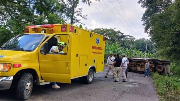 Fuerte accidente: camionetas chocan y vuelcan en carretera federal 143 de Coscomatepec