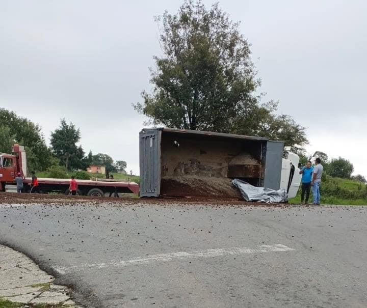 Vuelca camión con carga de grava en la Xalapa-Perote