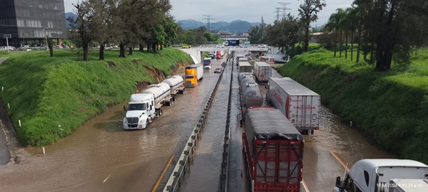 Emergencia vial por anegamiento en autopista Puebla-Córdoba;  filas de hasta 6 kilómetros