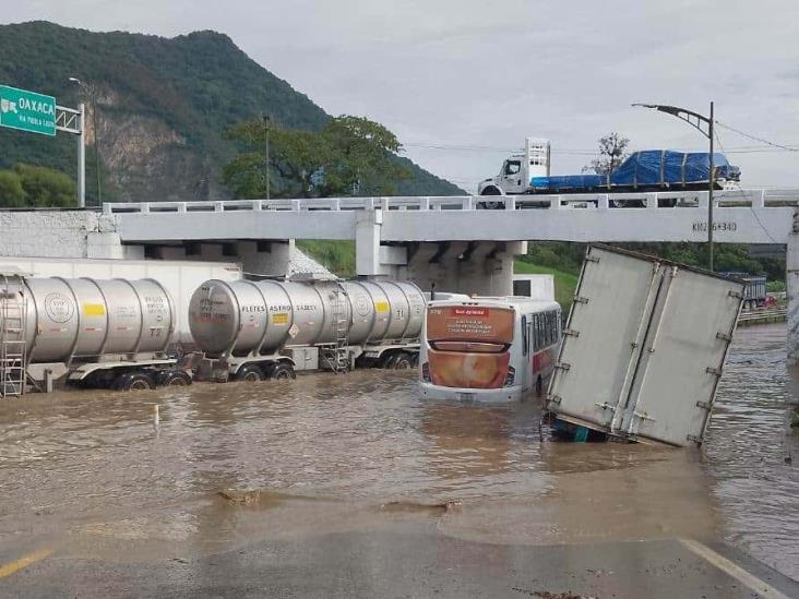 Emergencia vial por anegamiento en autopista Puebla-Córdoba;  filas de hasta 6 kilómetros