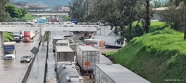 Emergencia vial por anegamiento en autopista Puebla-Córdoba;  filas de hasta 6 kilómetros