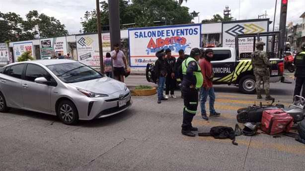 Motociclista repartidor es chocado por automóvil en el centro de Córdoba