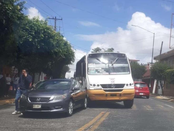 Choque vehicular en avenida 20 de Noviembre, en Xalapa