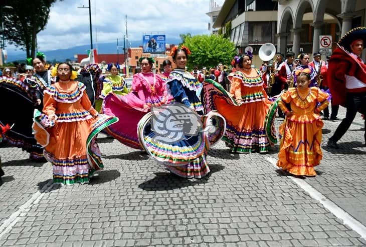 Con baile, música y color, realizan desfile de danza folclórica en el centro de Xalapa 