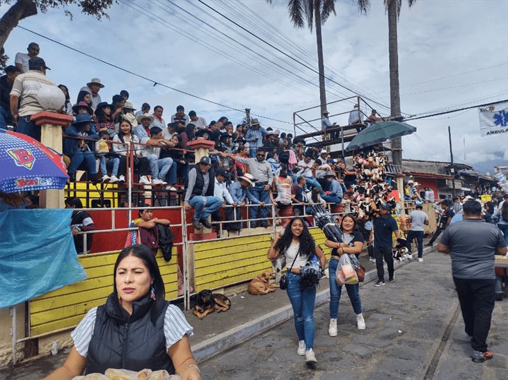 Miles de visitantes arriban a Xico; esperan capea de toros 