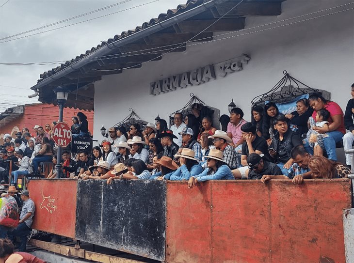 Miles de visitantes arriban a Xico; esperan capea de toros 