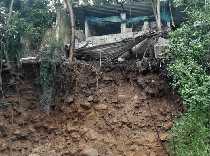 Familias en riesgo por desbordamiento de arroyo en Yecuatla; reclaman nulo apoyo de autoridades 