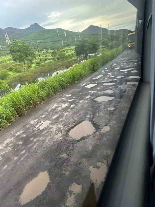 Carretera de riesgo; evacuar en caso de emergencia en Laguna Verde sería un caos