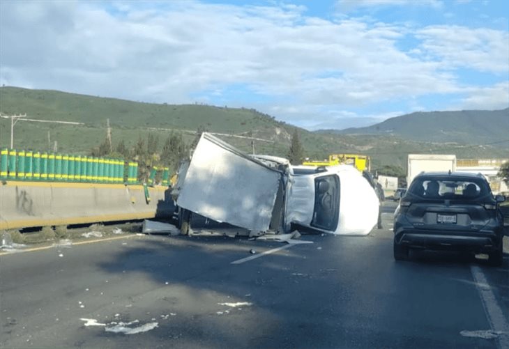 Se registra choque y volcadura de camioneta en las Cumbres de Maltrata 