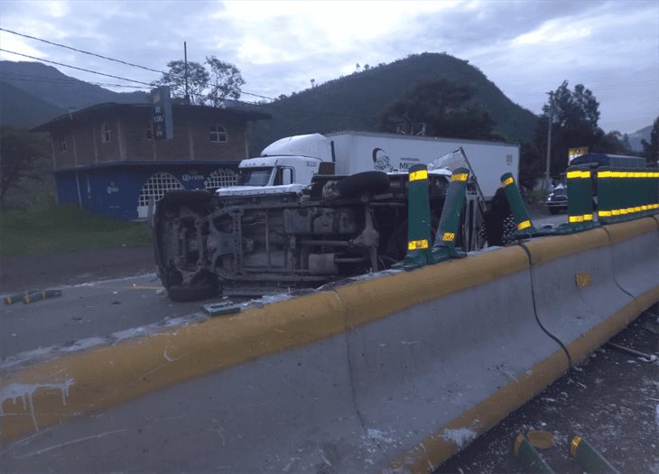 Se registra choque y volcadura de camioneta en las Cumbres de Maltrata 