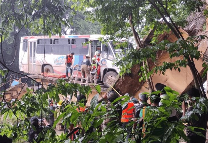 Actualización: 4 personas continúan graves tras caída de autobús a río en Omealca