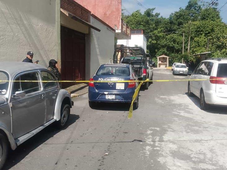 Asesinan a golpes a comerciante y dos más en Fortín de las Flores