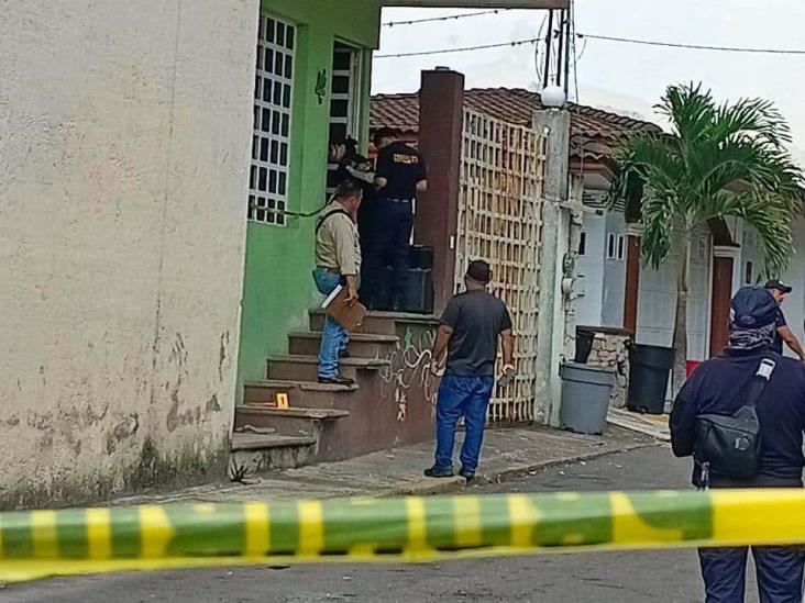 Asesinan a golpes a comerciante y dos más en Fortín de las Flores