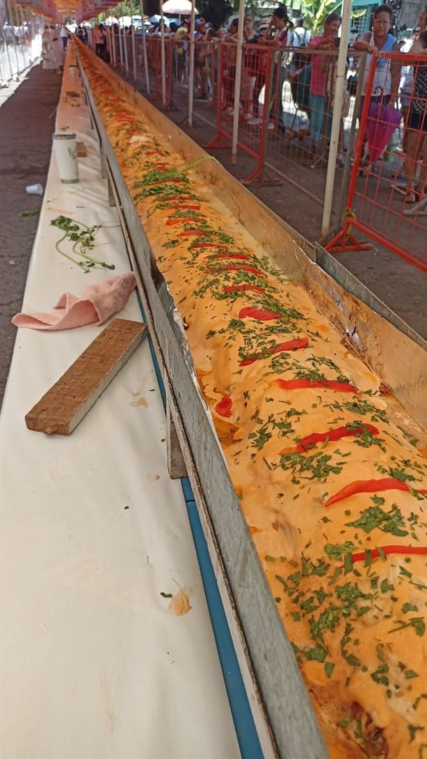 Más de 5 mil personas probaron el filete relleno de mariscos más grande del mundo