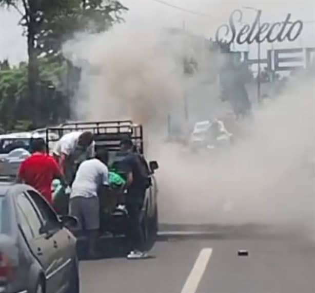 Se incendia camioneta en Lázaro Cárdenas frente a Plaza Ánimas, en Xalapa