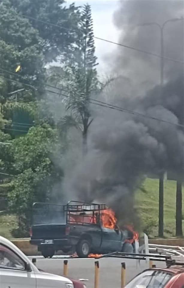 Se incendia camioneta en Lázaro Cárdenas frente a Plaza Ánimas, en Xalapa