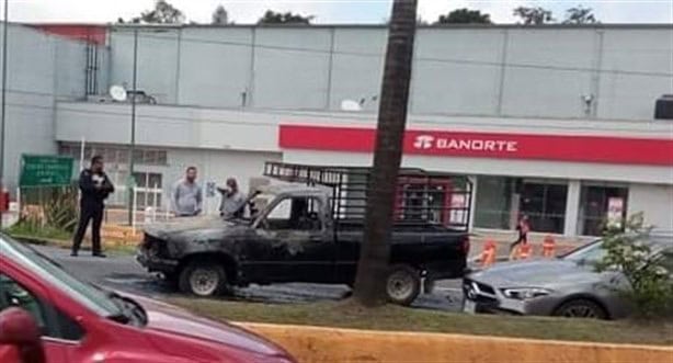 Se incendia camioneta en Lázaro Cárdenas frente a Plaza Ánimas, en Xalapa