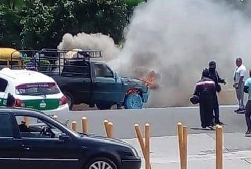 Se incendia camioneta en Lázaro Cárdenas frente a Plaza Ánimas, en Xalapa