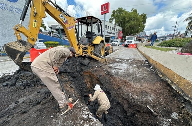 Fuga de agua, causa de socavón en Xalapa; circulación restringida