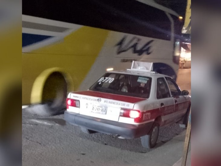 En Martínez de la Torre, taxista choca con motociclista se reportan daños materiales