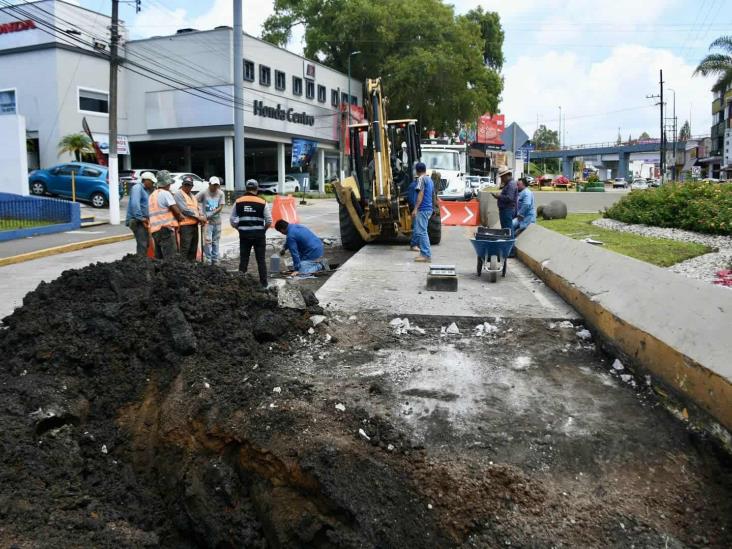 Fuga de agua, causa de socavón en Xalapa; circulación restringida