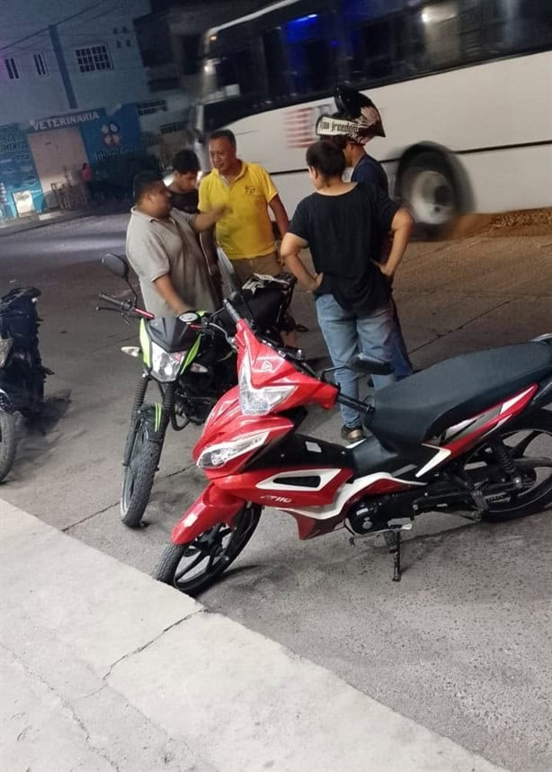 En Martínez de la Torre, taxista choca con motociclista se reportan daños materiales