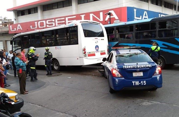 Patrulla de Tránsito Municipal se accidenta contra autobús de pasaje urbano en Córdoba