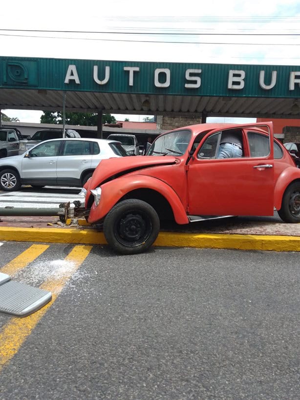 Se accidenta vochito en la Calle Real, de Orizaba, y derriba un poste