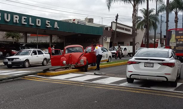 Se accidenta vochito en la Calle Real, de Orizaba, y derriba un poste