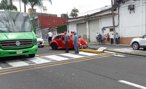 Se accidenta vochito en la Calle Real, de Orizaba, y derriba un poste