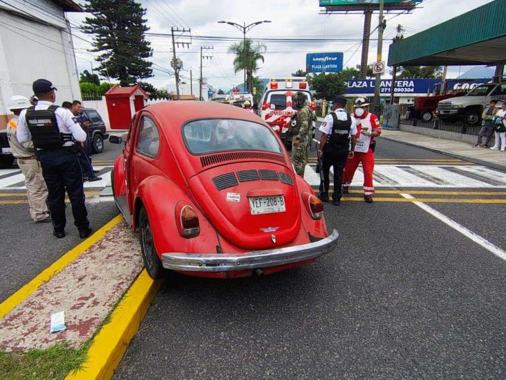 Se accidenta vochito en la Calle Real, de Orizaba, y derriba un poste