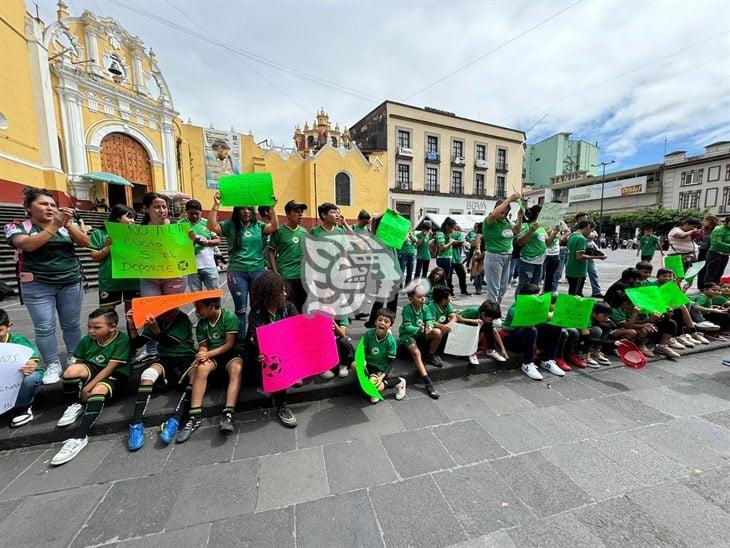 Protesta equipo de fútbol Gorilas de Xalapa; reclaman cobros por entrenar en campo deportivo (+VIDEO)