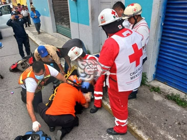 Joven motociclista es arrollada por una camioneta en Misantla; conductor es detenido 