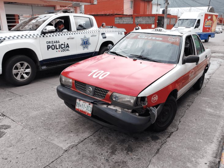 Por ir en sentido contrario, ciclista choca contra taxi en Orizaba