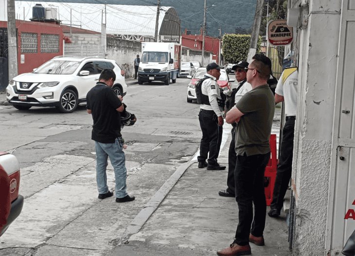 Por ir en sentido contrario, ciclista choca contra taxi en Orizaba