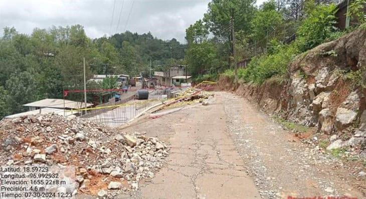 Por fuertes lluvias, colapsa tramo carretero en Mixtla de Altamirano