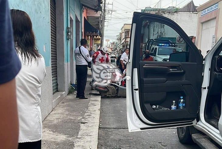 Joven motociclista es arrollada por una camioneta en Misantla; conductor es detenido 