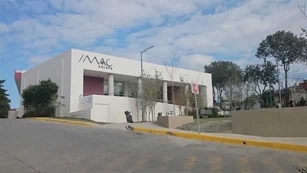 Padres de familia exhiben que en el IMAC Xalapa no les permitieron ingresar a la graduación de sus hijos