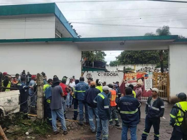 Protesta de trabajadores de Limpia Pública, en Córdoba, por  malas condiciones de unidades