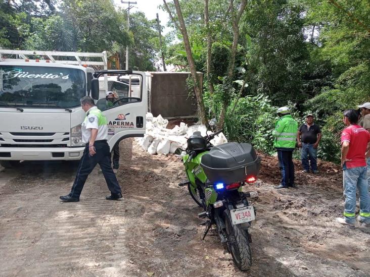 En Xalapa, camioneta cargada de material vuelca en la Unidad del Valle