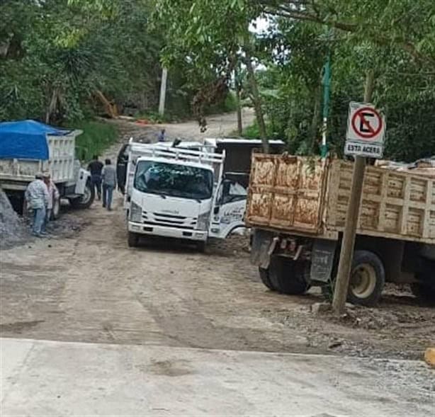 En Xalapa, camioneta cargada de material vuelca en la Unidad del Valle