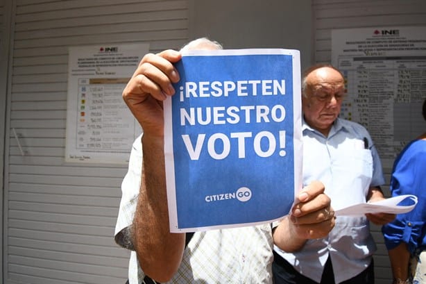 Protestan en el INE en Xalapa; ciudadanos y ex panistas piden respeto a votos