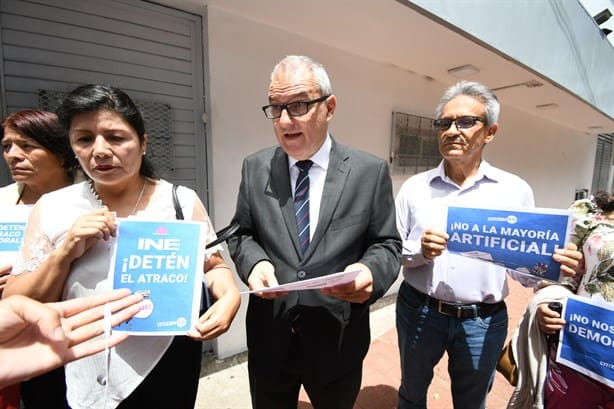 Protestan en el INE en Xalapa; ciudadanos y ex panistas piden respeto a votos