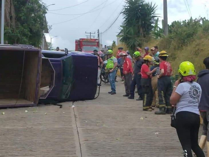 Camioneta con cargadores de chayote vuelca en Coscomatepec