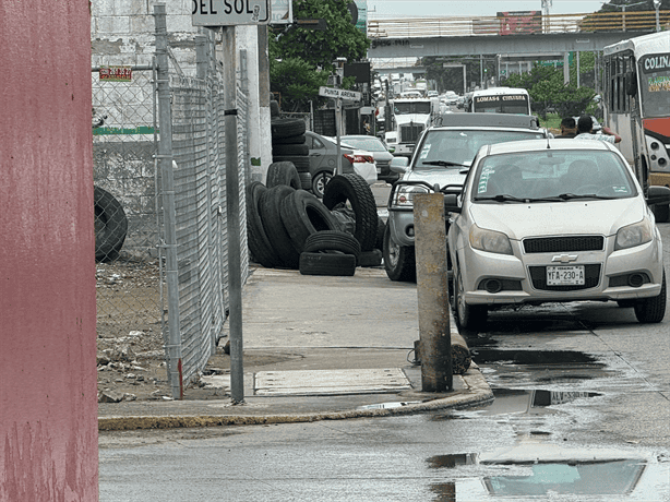 Vecinos de la colonia Astillero denuncian bloqueo de banquetas por vulcanizadora