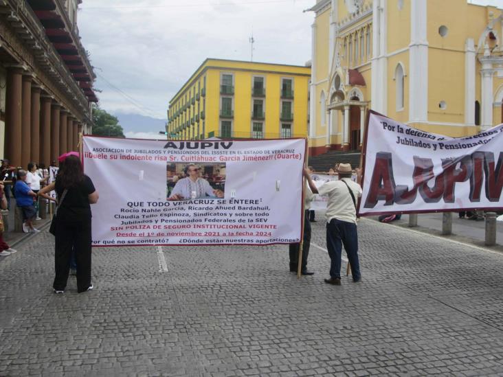 Jubilados mantienen bloqueo semanal en Xalapa por seguros