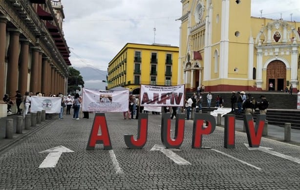 Jubilados mantienen bloqueo semanal en Xalapa por seguros