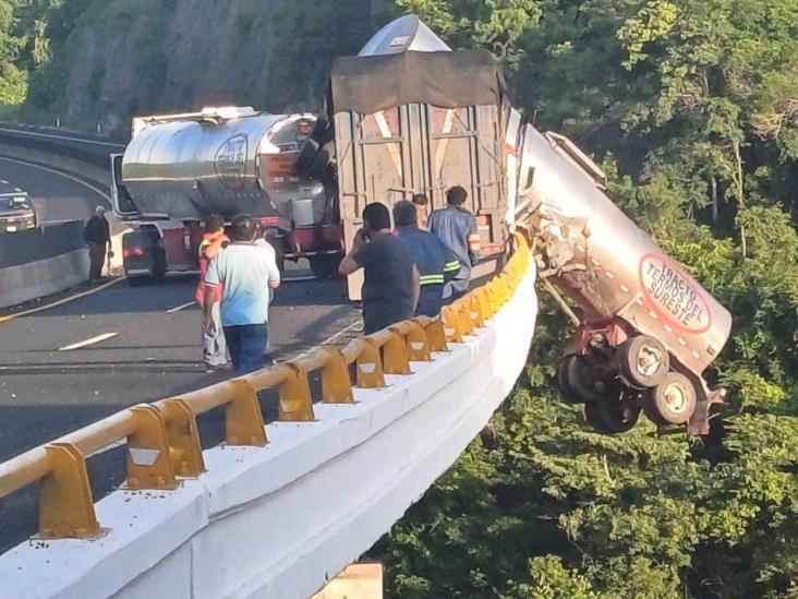 ¡Uno quedó colgando! Violento choque de tráileres en libramiento de Plan del Río