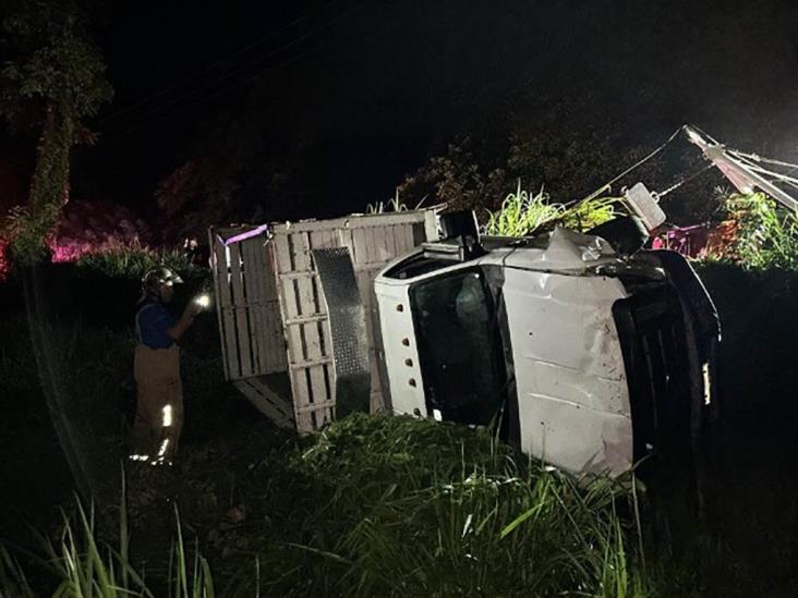 Volcadura en Vega de Alatorre causa movilización